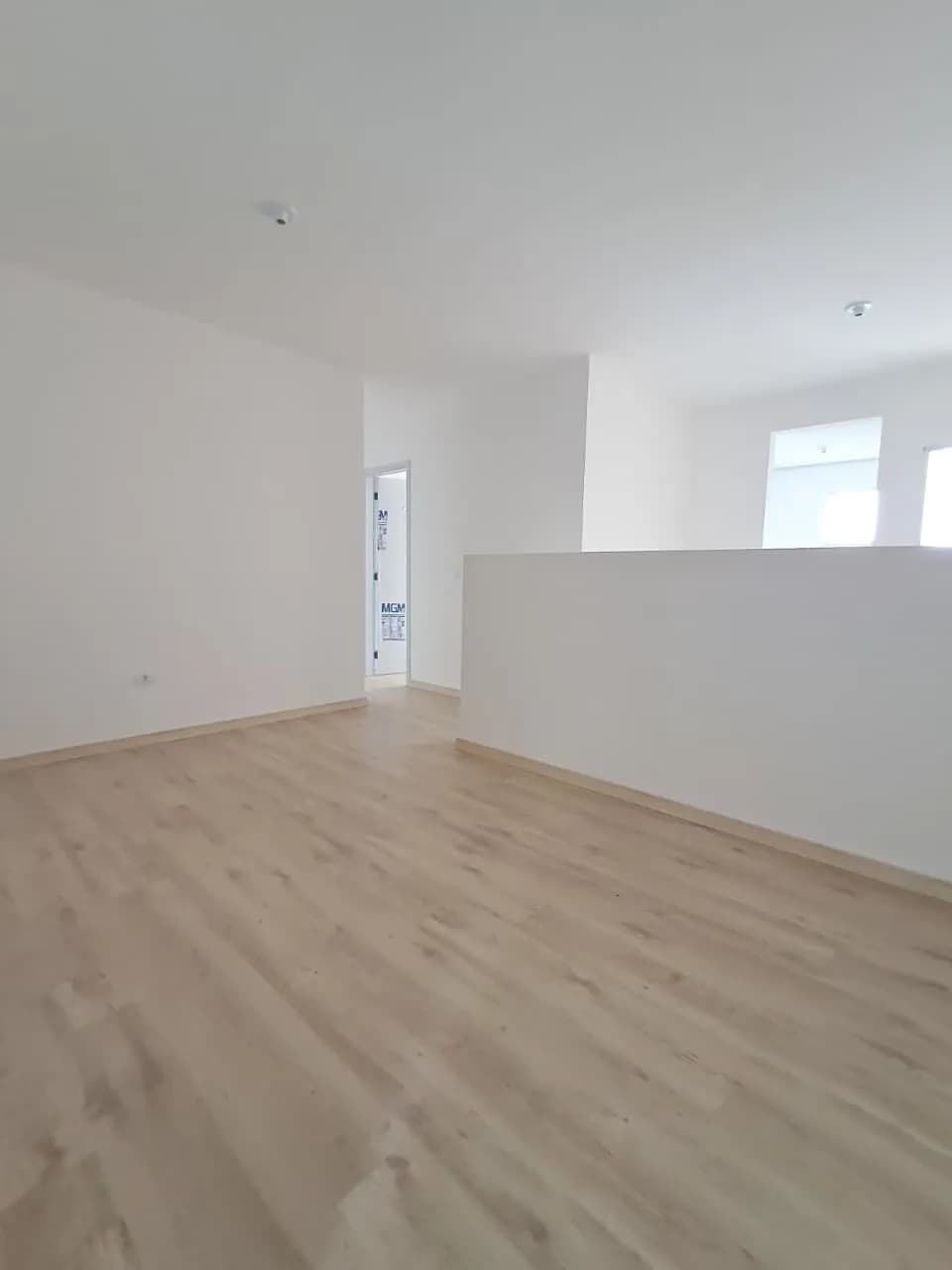 Apartamento com quintal privativo, 02 quartos e muita luminosidade