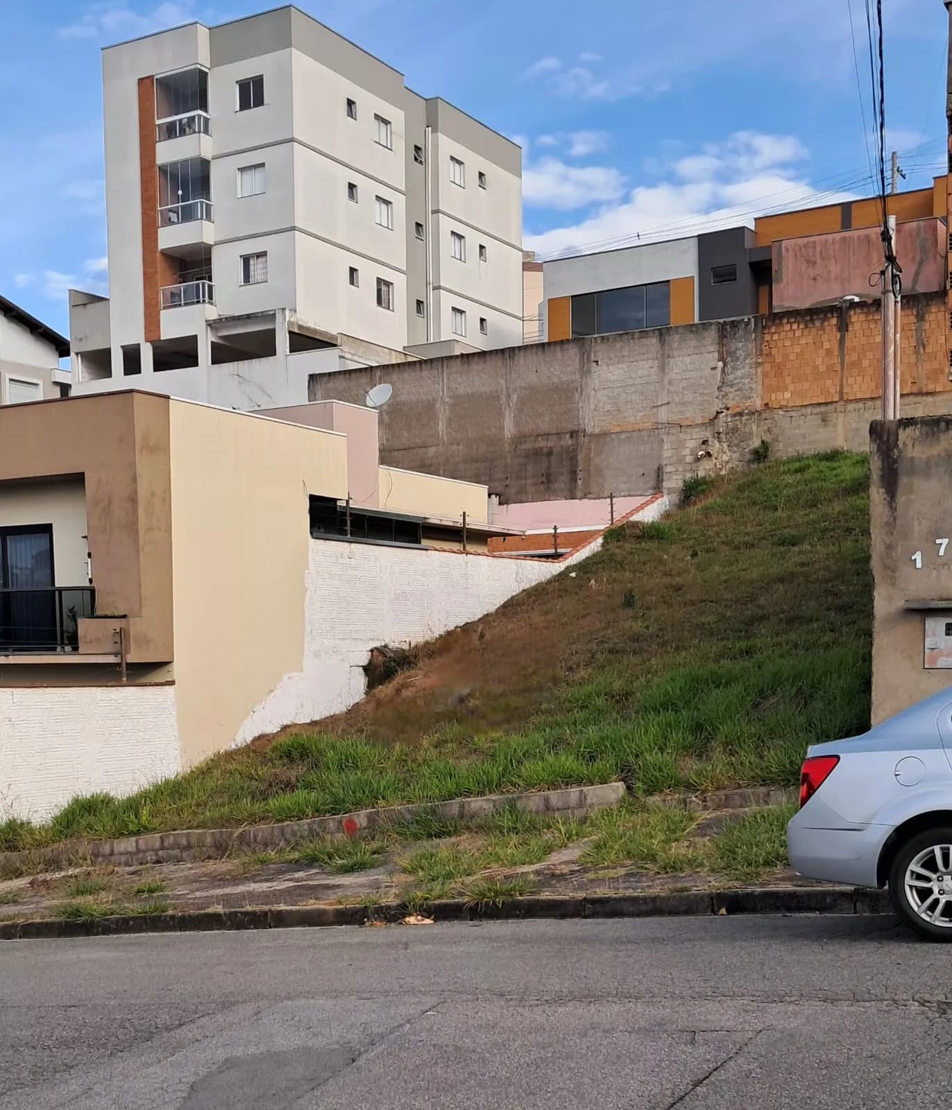 Terreno com 300m² em bairro residencial